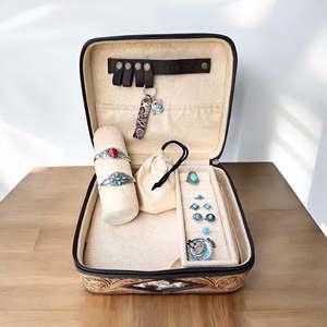 Boîte à bijoux artisanale en cuir à poils style western, boîte de toilette en daim, étui à bijoux avec design brodé et outillé - Product Image 6