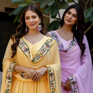 Vestido Clásico de Línea A con Bordado Intenso, Cintura Natural y Borlas para Bodas y Fiestas, con Dupatta de Perlas Moti - Product Image 1