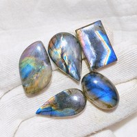 Pierres précieuses de labradorite bleue naturelle multi-éclats, certifiées par des experts de la joaillerie tierces, formes et tailles variées, effet de jeu de couleurs