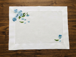 Juego de Manteles Individuales y Servilletas Bordados con Flores Azules, de Lujo, Sencillos y Lavables, de Lino Blanco, para el Hogar, Bodas y Eventos - Product Image 3