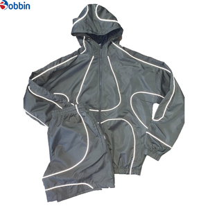 Ensemble de survêtement unisexe confortable avec logo personnalisé, veste zippée en nylon, coupe-vent de course avec fermeture éclair réfléchissante en polyester et nylon - Product Image 3