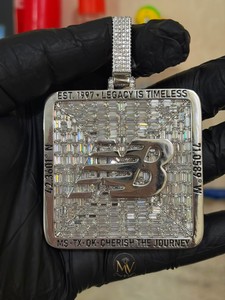 จี้โลโก้ NB แบบ Iced Out ประดับเพชร VVS ทรงบาแกตต์ ดีไซน์สี่เหลี่ยมจัตุรัส เงินแท้ 925 เครื่องประดับฮิปฮอปสำหรับผู้ชาย - Product Image 2