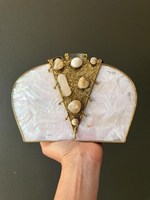 Handgefertigte Damen-Handtasche in unregelmäßiger Form mit Messingbeschichtung zu einem vernünftigen Preis von Universal Overseas.