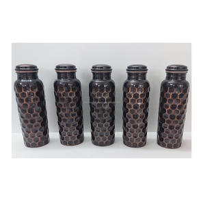 Bouteille d'eau en cuivre artisanale, idéale pour la maison, le bureau et les voyages, favorisant le bien-être, l'hydratation et la santé. - Product Image 1