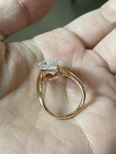 Bague de fiançailles en or avec diamant solitaire taille marquise de 5 carats, monture ouverte avec sertissage partiel, certifiée IGI - Product Image 3