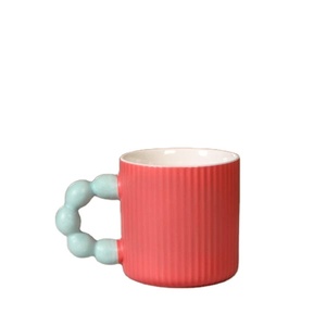 แก้วกาแฟเซรามิกสีครีมทำมือมีดีไซน์หยิกและงานช่างฝีมือเฉพาะกลุ่ม - Product Image 3