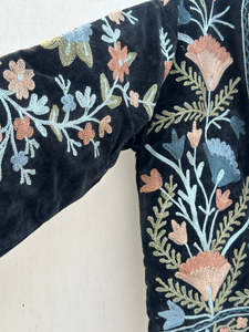 Chaqueta de terciopelo Kantha hecha a mano para mujer al por mayor con bordado Suzani, chaqueta de manga larga, ropa exterior de boutique - Product Image 4