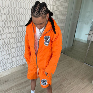 Ensemble coupe-vent à capuche et short orange pour homme, style streetwear, tenue décontractée en polaire, vêtements d'hiver, logo imprimé sur le devant - Product Image 1