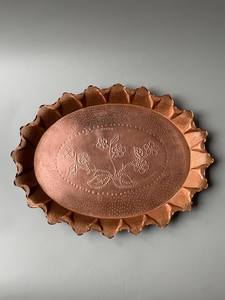 Elegante bandeja de cobre puro con diseños de motivos religiosos grabados para servicios de catering en hoteles y restaurantes al precio más bajo. - Product Image 5