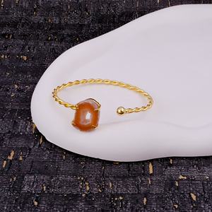 Manchette ouverte réglable en tranche de géode d'agate brune avec bracelet torsadé plaqué or fait à la main bijoux de déclaration pour les femmes - Product Image 3