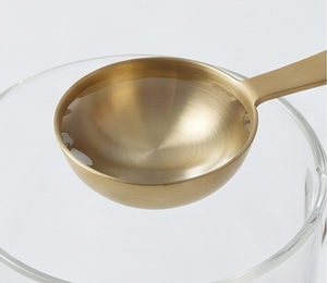 Juego de cucharas medidoras de metal, chapadas en oro, resistentes al calor, diseño minimalista, perfectas para medir y uso elegante en la cocina. - Product Image 3