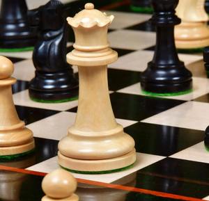 Elegantes piezas de ajedrez estilo Staunton canadiense, premium, en madera de abeto ebanizado y madera natural, Rey de 3.3 pulgadas, al mejor precio. - Product Image 3