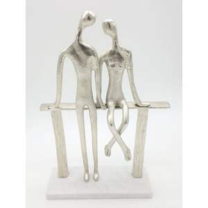 Escultura de aluminio fundido hecha a mano que refleja contornos orgánicos, profundidad cultural, textura refinada y elegancia artística moderna. - Product Image 3