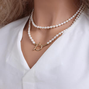 สร้อยคอแบบสองชั้นดีไซน์หรูหราพร้อมตัวล็อคแบบ OT สำหรับผู้หญิง ให้ความรู้สึกพรีเมียม ประดับด้วยไข่มุกธรรมชาติ ดีไซน์เฉพาะตัว - Product Image 3