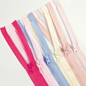 Fermetures éclair doubles en plastique en stock pour vestes et manteaux - Product Image 3