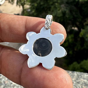 Pendentif en titane noir serti clos, 3 grammes, en argent sterling 925, avec corail naturel vintage, unisexe, pour femme, de Sobiz Designs, vente en gros - Product Image 4