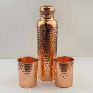 Coffret Cadeau Bouteille d'Eau en Cuivre avec Deux Gobelets Assortis – Collection de Voyage Réutilisable en Métal Texturé pour l'Hydratation - Product Image 6
