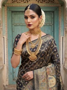 Sari en soie Dola traditionnel Signature Reglance avec motif Heritage Bloom, texture toile royale, finition luxueuse pour les occasions festives - Product Image 4
