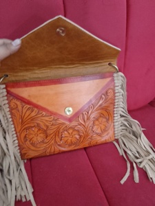 Sac bandoulière unisexe en cuir de vachette à poils, style western, personnalisé, avec motif floral solitaire gravé à la main, imperméable et antivol, en stock - Product Image 2