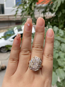 แหวนหมั้นเพชรทรงเอเมอรัลด์ ทอง 14K สไตล์คลาสสิกสำหรับผู้หญิง ได้รับการรับรองจาก IGI พร้อมเพชรทรงบาแกตต์ด้านข้าง - Product Image 2