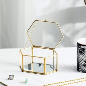 Caja de Joyería de Vidrio de Lujo con Acabado Dorado, Diseño Ecológico Personalizable para un Estilo Refinado, Caja de Joyería de Latón y Vidrio - Product Image 4