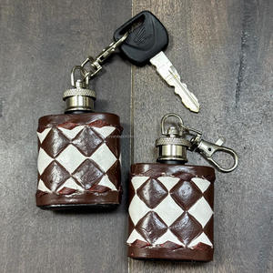 กระติกน้ำพกพาขนาดเล็ก ลายตารางหมากรุกสีดำและสีน้ำตาลสุดหรู พร้อมคลิปหนีบ ขวดพกพาขนาดกะทัดรัด เหมาะสำหรับเป็นของขวัญสำหรับการเดินทางและกิจกรรมกลางแจ้ง - Product Image 5
