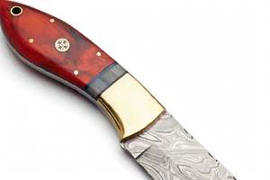 Couteau utilitaire compact artisanal en acier Damas, manche en résine rouge, poinçon mosaïque en laiton - Product Image 5
