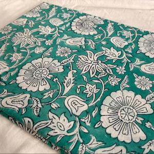 Tela de Algodón Estampada a Mano con Diseño Floral Verde y Blanco, Tela de Algodón con Estampado Jaipuri Hecho a Mano en India, Patrón Botánico - Product Image 1