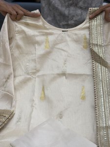 Conjunto de 3 piezas de Kurti y pantalón de seda suave Banarasi para mujer, con dupatta Banarasi a juego y forro de algodón - Product Image 3