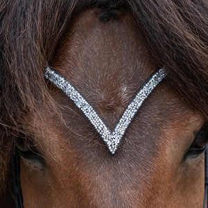 Diadema de cuero negro en forma de V de primera marca con pequeños cristales y cadena brillante para caballos. - Product Image 3
