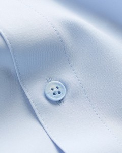 เสื้อเชิ้ตผู้ชายแขนสั้นทรงเข้ารูปสีพื้นสไตล์ลำลองสำหรับธุรกิจ ระบายอากาศได้ดี ผลิตจากผ้าถักโพลีเอสเตอร์ เหมาะสำหรับฤดูใบไม้ร่วง สามารถสั่งตัดได้ตามต้องการ - Product Image 4