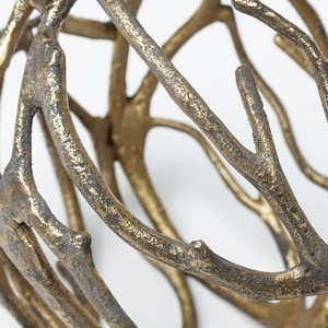 Sphère en aluminium texturé artisanale, finition laiton rustique, boule décorative en métal ajouré pour table basse et étagère - Product Image 2