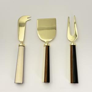 Produit très demandé : Ensemble de 3 outils à fromage en acier inoxydable avec manche en résine, comprenant une trancheuse à fromage et des couteaux à fromage, par R B Overseas - Product Image 1