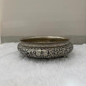 Urli Circular Plateada de Estilo Antiguo con Motivos Florales y de Aves Tallados, Pieza Decorativa Coleccionable de Arte de Rajasthan - Product Image 4