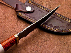 Cuchillo de Camping de Lujo de Grado Industrial OEM, Acero de Damasco, Punta Caída, Hoja Recta, Mango de Madera y Hueso de Camello con Empuñaduras de Latón - Product Image 3