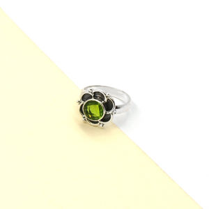 Anillo de Peridoto Hecho a Mano – Anillo con Gema Redonda de Peridoto, Corte Checker, Acabado Mate Plateado, Anillo Verde Boho, Latón - Product Image 5