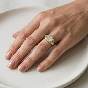 Anillo de compromiso de oro macizo de 10K, 14K, 18K con diamante Cushion Lab, certificado IGI, color DEF, claridad VS VVS, con piedra lateral de media luna. - Product Image 6