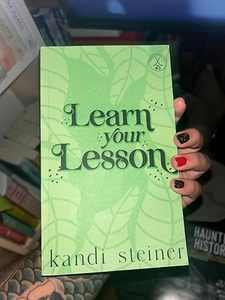 Aprende tu lección por Kandi Steiner, libro en inglés de bolsillo, nuevo libro de ficción romántica deportiva para adultos - Product Image 1