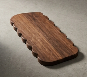 Planche à découper robuste en bois de manguier teinté noyer, plateau de service festonné pour fromage avec bord ondulé - Product Image 4