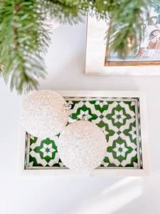 Plateau de service artisanal en résine MOP Flora, style minimaliste occidental de luxe, assiettes décoratives écologiques avec incrustation de nacre - Product Image 1
