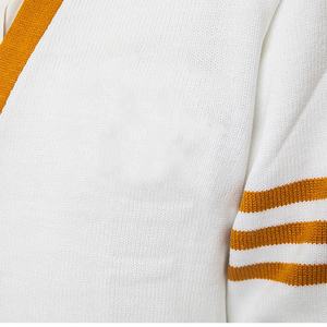 Cardigan en tricot blanc moutarde pour homme, col en V, manches longues, fermeture boutonnée, style automne, avec détail rayé sur les manches - Product Image 3