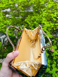 Pochette de rangement décorative en émail imprimé marbré avec poignées, ornée de cristaux et de coquillages, idéale pour les mariages, les soirées et la mode. - Product Image 3