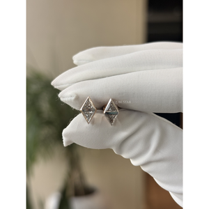 ต่างหูเพชรทรงเรขาคณิต 14K ทองคำแท้ ประดับเพชรทรงไทรลิออนคัท 0.90 กะรัต รูปทรงว่าว ฝังแบบ Bezel Set เครื่องประดับมินิมอลสำหรับผู้หญิง - Product Image 4