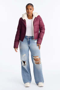 Chaqueta de invierno acolchada personalizada para mujer, ropa de exterior premium, a prueba de viento, con cierre de cremallera y bolsillos laterales. - Product Image 6