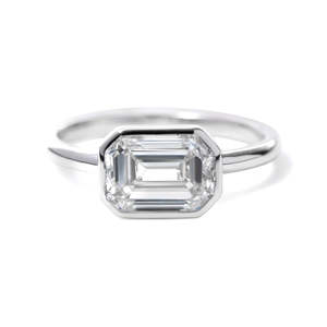 Bague de fiançailles solitaire moderne en or blanc massif 14 carats avec diamant de laboratoire taille émeraude 2 carats pour femme, sertie clos à l'est et à l'ouest - Product Image 5