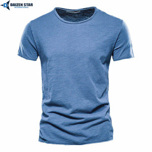 เสื้อยืดถักทรงเข้ารูปคอกลมแขนสั้นสีกรมท่าสำหรับผู้ชาย - Product Image 4