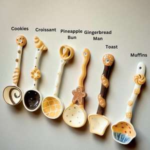 UO Mignonne cuillère à soupe et à riz en céramique à long manche, motif dessin animé, colorée sous glaçure, par Universal Overseas - Product Image 2