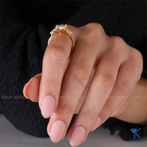 Anillos de compromiso de diamantes hexagonales cultivados en laboratorio al por mayor, oro amarillo macizo de 14 quilates, fabricante y proveedor de joyería nupcial fina personalizada - Product Image 5