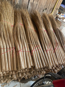 Balai traditionnel en fibres de coco avec long manche en bois, écologique, pour balayage humide extérieur, balai solide de qualité supérieure, Vietnam - Product Image 6
