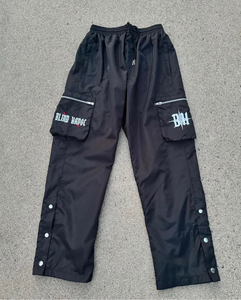 กางเกงผู้ชายสไตล์สตรีทแวร์ หลายกระเป๋า ทรงวินเทจ น้ำหนักเบา ผ้าไนลอน ซิป กระดุมแป๊ก ปรับได้ กางเกงลำลองอเนกประสงค์ - Product Image 1